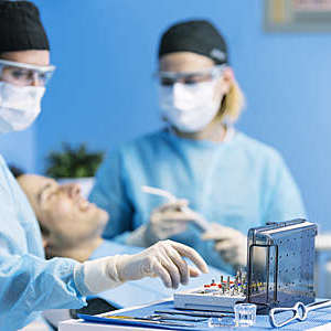 Dentists with a patient during a dental intervention.